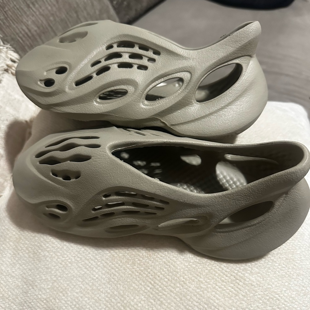 Adidas Yeezy Foam RNR
BIG KIDS SIZE 4
